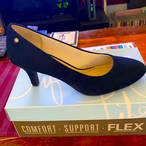 LifeStride navy micro suede pumps.